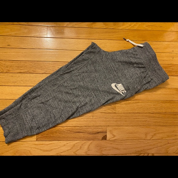 EUC NIKE cropped sweat jogger Medium - Picture 2 of 6